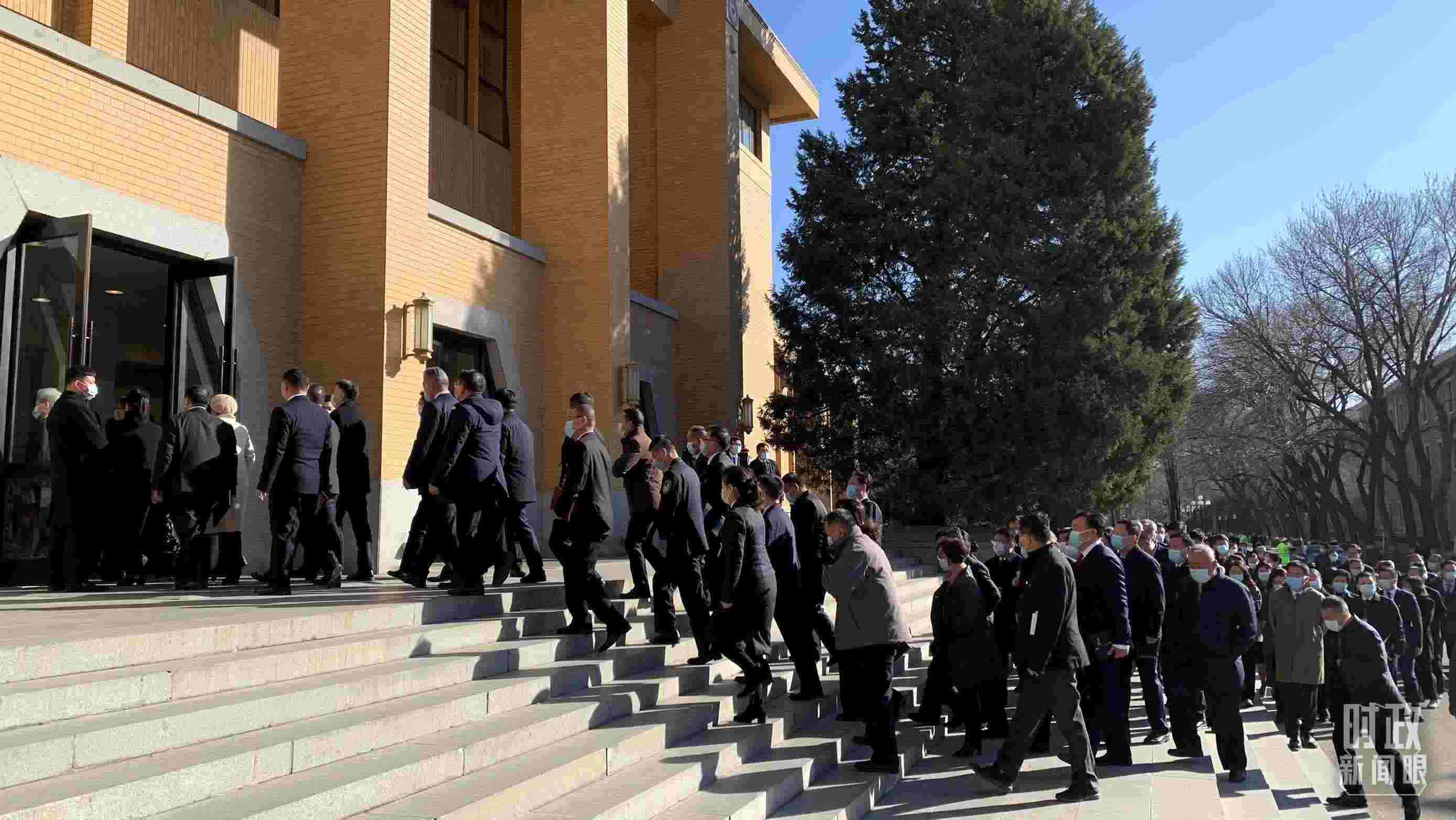 △參加這次慶祝大會暨開學(xué)典禮的與會人員正在步入會場。（總臺央視記者段德文拍攝）