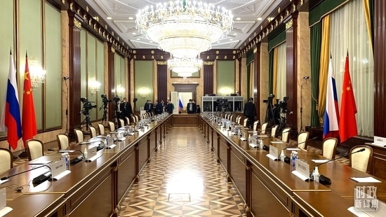 △俄羅斯聯(lián)邦政府大廈內(nèi)，習主席在這里會見俄羅斯總理米舒斯京。（總臺央視記者段德文拍攝）