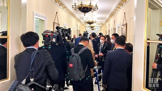  △等待進入會場的新聞記者擠滿走廊。（總臺央視記者程鋮拍攝）