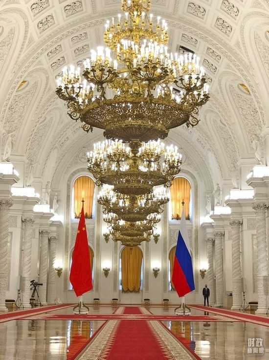 △克里姆林宮喬治大廳，習主席在這里同普京總統(tǒng)握手合影。（總臺央視記者石偉明拍攝）