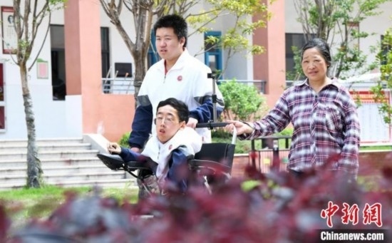 碰上天氣好，朱金祥就會利用休息時間，和鐘華強(qiáng)母親將其推出來賞賞花，曬曬太陽，呼吸一下外面的新鮮空氣。 卓忠偉 攝