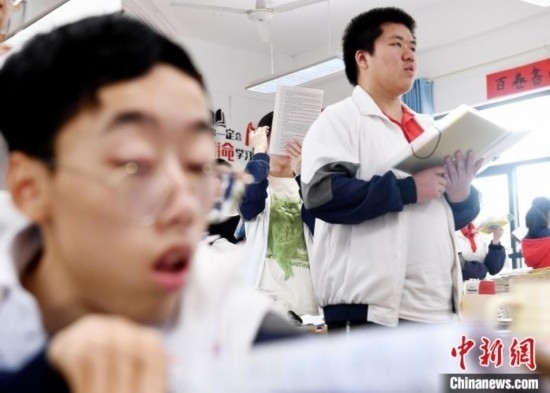 朱金祥(右)和鐘華強(qiáng)(左)正在加緊復(fù)習(xí)迎接高考。 卓忠偉 攝