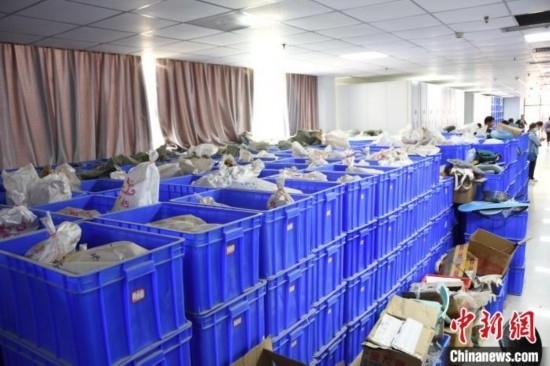 圖為待清理的骨骼標(biāo)本。王宇 攝