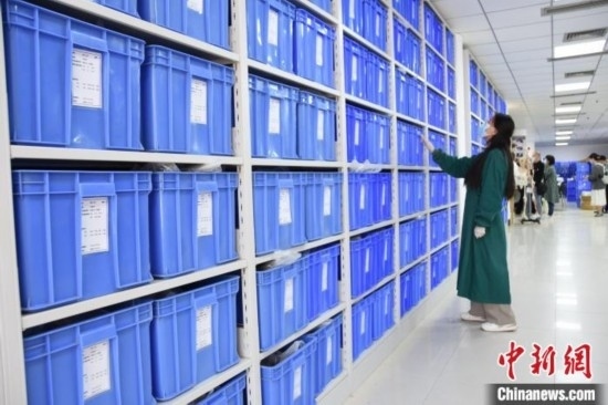 圖為鄭州大學(xué)人骨考古實(shí)驗(yàn)室內(nèi)的骨骼標(biāo)本庫(kù)。王宇 攝