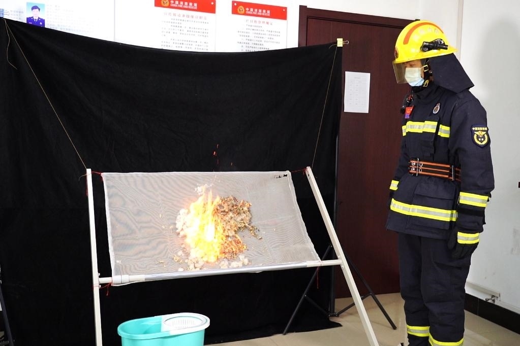 消防員在展示柳絮點(diǎn)燃實(shí)驗(yàn)。 張少欣 攝