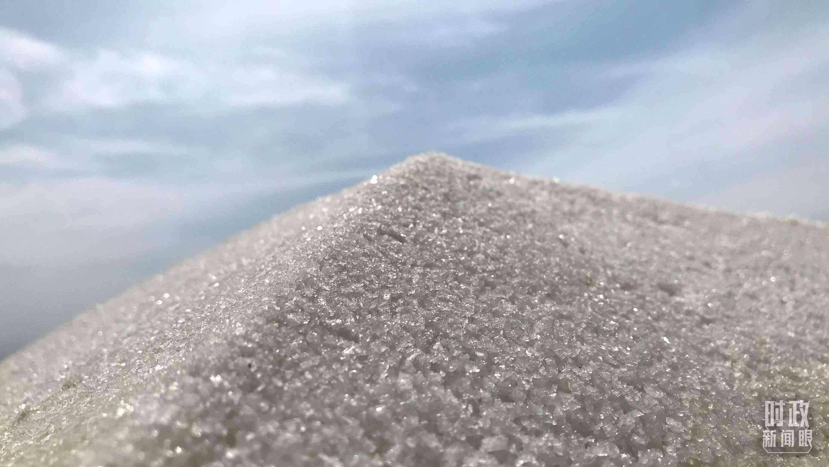 △鹽湖出產(chǎn)的河?xùn)|大鹽。（總臺(tái)央視記者石偉明拍攝）