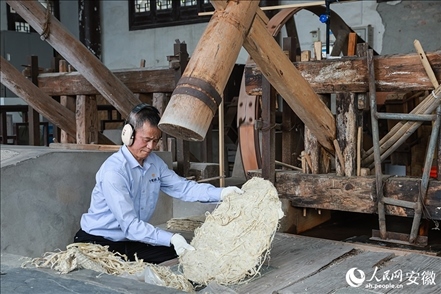 宣紙制作工藝——制簾。人民網記者 張俊攝