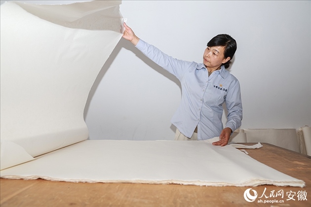 制簾需要將蔑條通過專門的小孔磨細。人民網記者 張俊攝