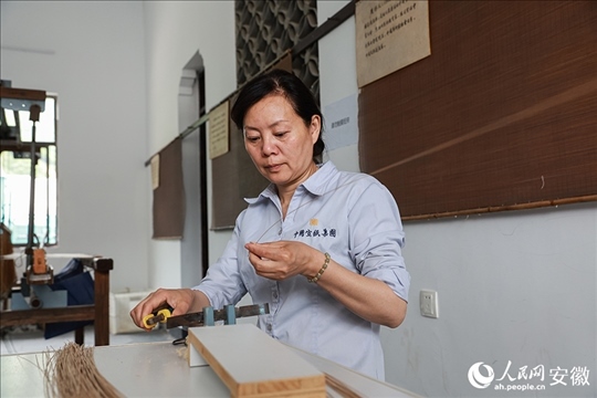 撈紙需要兩位師傅默契配合。人民網記者 張俊攝