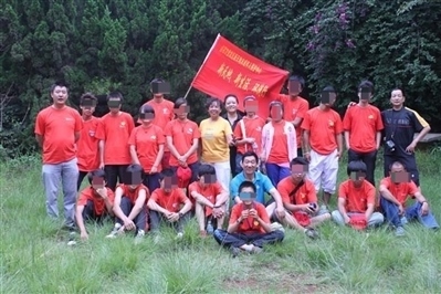 項目辦開展活動合影，喬海云（后排中，黑衣）和張月如（后排右一）