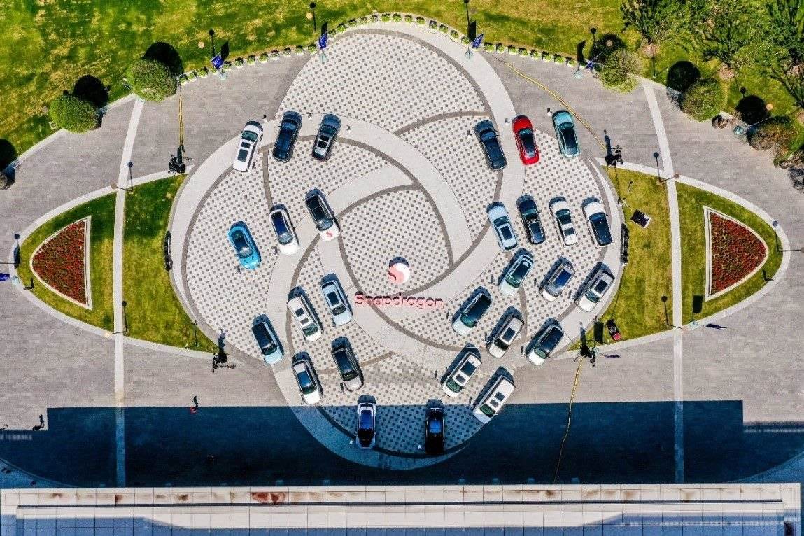 峰會戶外整車展示區(qū)俯瞰圖。（受訪者供圖）