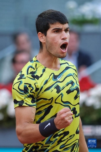 5月7日，阿爾卡拉斯在比賽中慶祝得分。當(dāng)日，在西班牙馬德里網(wǎng)球公開(kāi)賽男單決賽中，西班牙選手阿爾卡拉斯以2比1戰(zhàn)勝德國(guó)選手施特魯夫，奪得冠軍。新華社記者 孟鼎博 攝
