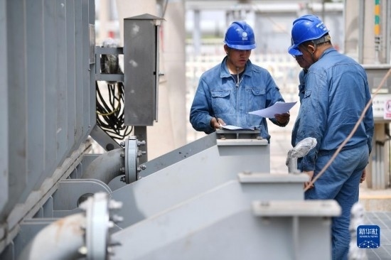 5月27日，電力工人在工程現(xiàn)場進(jìn)行檢修作業(yè)。