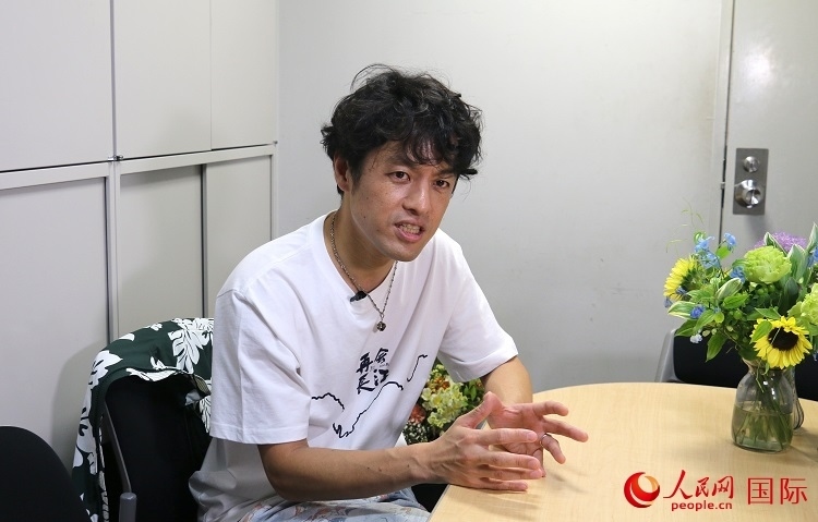 竹內(nèi)亮接受人民網(wǎng)專訪。人民網(wǎng) 許可攝