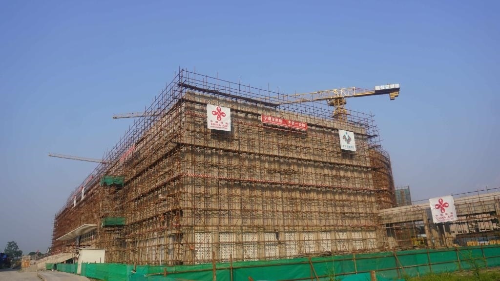 這是2023年5月23日在剛果（金）首都金沙薩拍攝的由中國援建的中部非洲文化藝術中心項目施工現(xiàn)場。