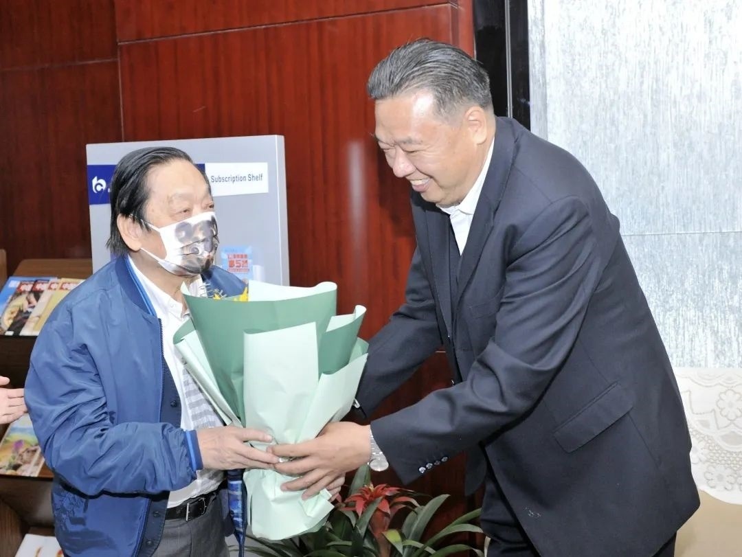 ▲青海省政協(xié)副主席、青海省林草局黨組書記、局長(zhǎng)、祁連山國(guó)家公園青海省管理局局長(zhǎng)李曉南在機(jī)場(chǎng)迎接韓美林