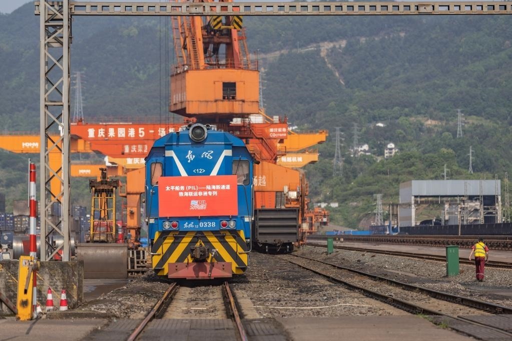 這是2023年4月27日，太平船務——西部陸海新通道江鐵海聯(lián)運非洲專列在重慶果園港魚嘴站等待發(fā)車。