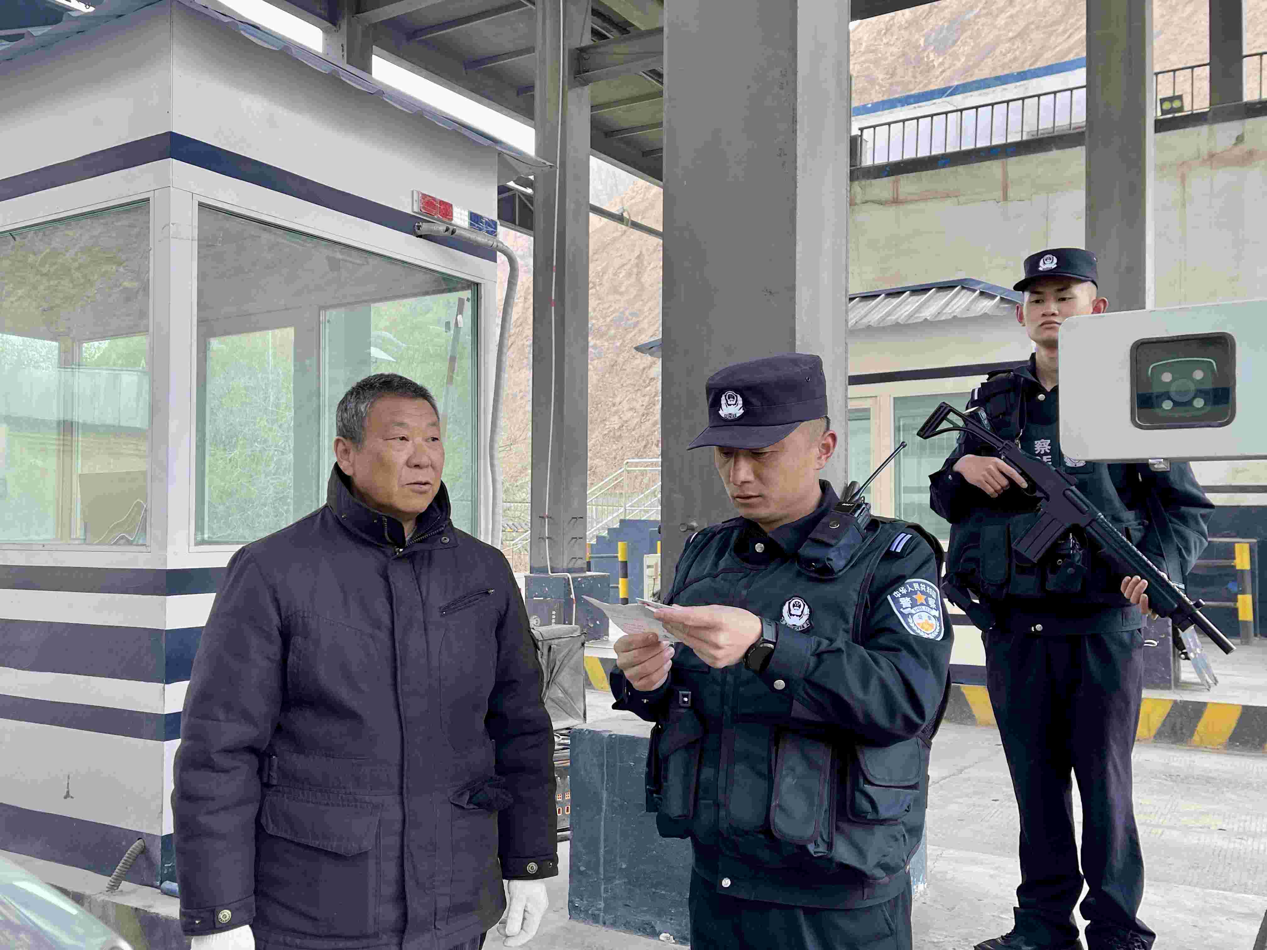 在庫(kù)地邊境檢查站，陳暢核對(duì)進(jìn)出邊境管理區(qū)人員信息。人民網(wǎng) 周靜圓攝