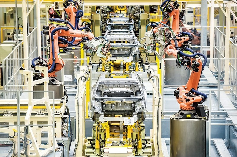 發(fā)展新能源汽車(chē)是我國(guó)從汽車(chē)大國(guó)邁向汽車(chē)強(qiáng)國(guó)的必由之路。2022年中國(guó)新能源汽車(chē)產(chǎn)銷分別實(shí)現(xiàn)705.8萬(wàn)輛和688.7萬(wàn)輛，連續(xù)8年位居世界第一。圖為廣汽埃安第一智造中心焊裝車(chē)間正在熱火朝天地生產(chǎn)。 廣汽埃安新能源汽車(chē)股份有限公司供圖