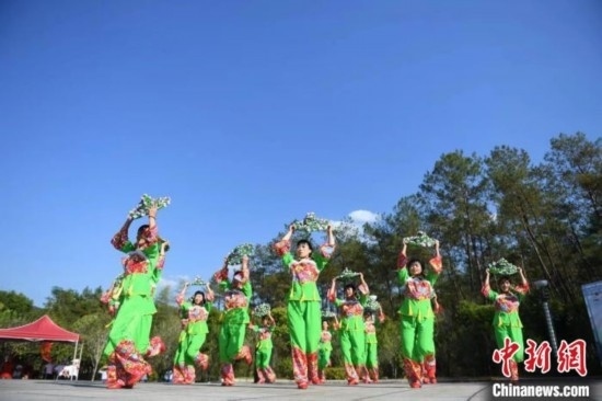 市民在跳廣場舞。 唐小晴 攝