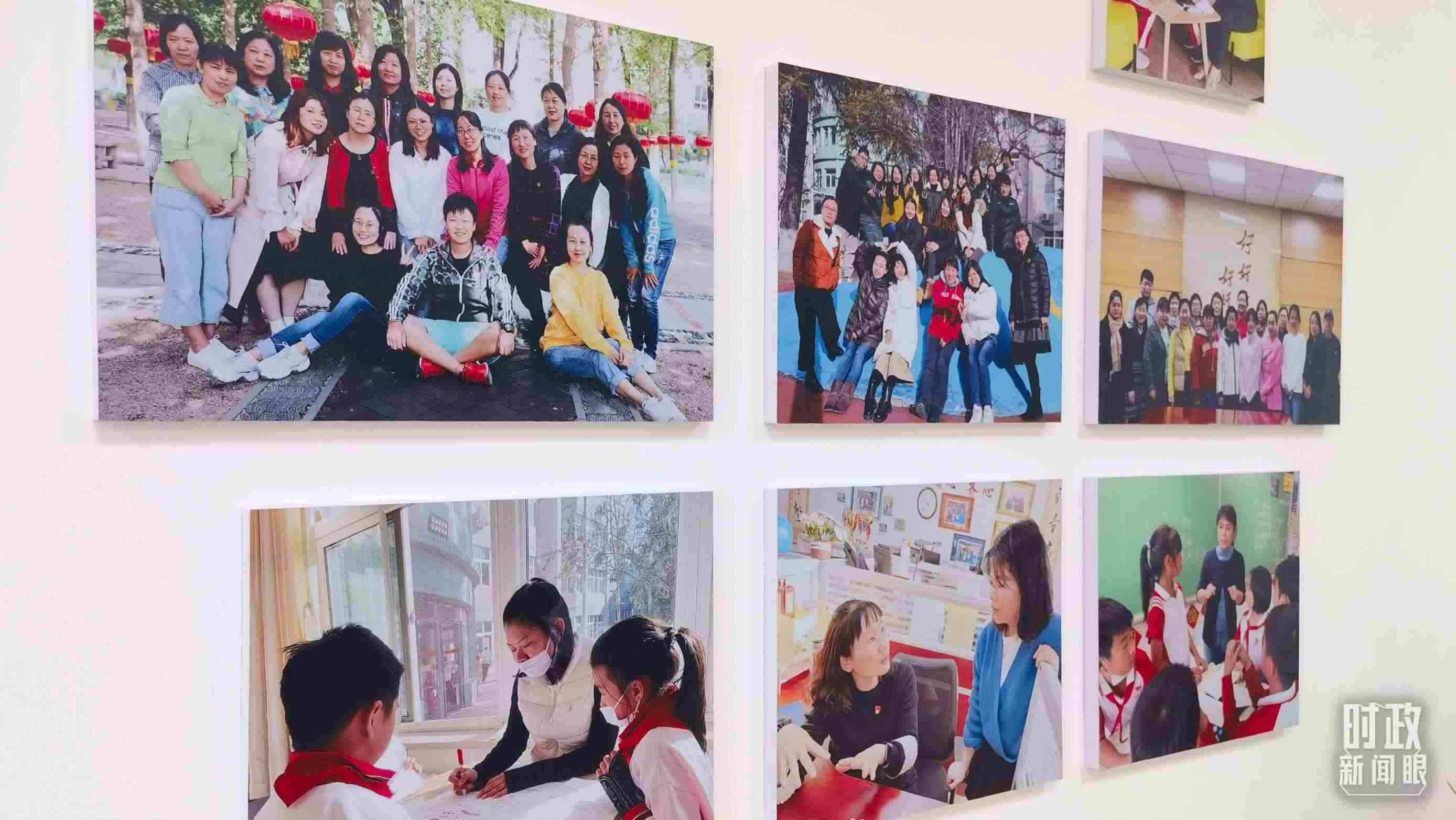 △五年級(jí)教師辦公室內(nèi)的合影展板。（總臺(tái)央視記者賈林拍攝）