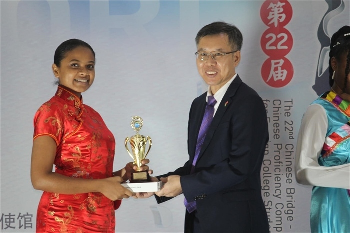 陳錫來參贊為獲獎選手頒發(fā)二等獎。圭亞那大學孔子學院供圖