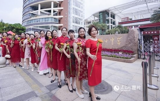 6月7日一早，廈門雙十中學(xué)考生家長(zhǎng)們身穿旗袍，手拿向日葵在考場(chǎng)外為孩子加油打氣，寓意“旗開得勝，一舉奪魁”。人民網(wǎng)記者 陳博攝