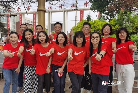 6月7日一早，陽光明媚，天氣涼爽，在長(zhǎng)春市第八十七中學(xué)，考生們正陸續(xù)進(jìn)入考場(chǎng)。親友團(tuán)為參加高考的學(xué)子們加油鼓勁。人民網(wǎng)記者 王帝元攝