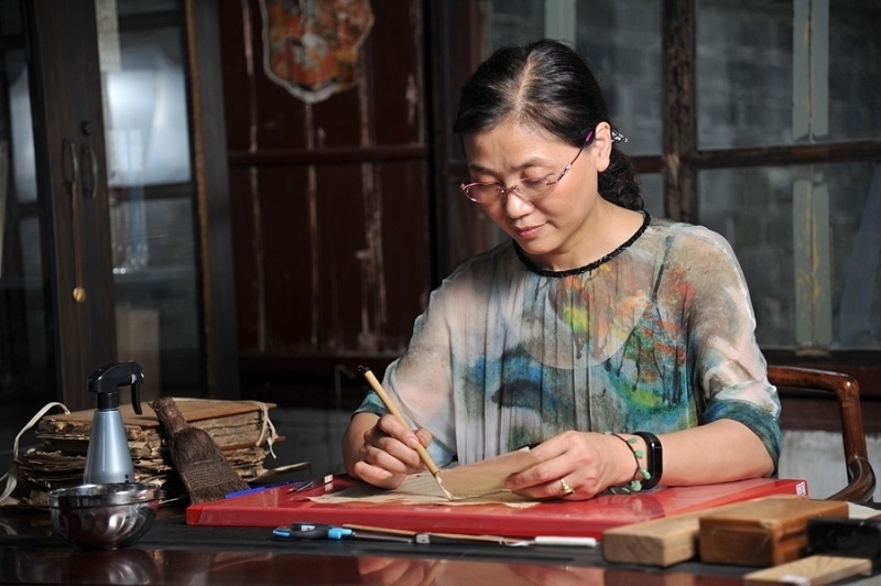 天一閣古籍修復(fù)師工作場(chǎng)景。天一閣博物院供圖