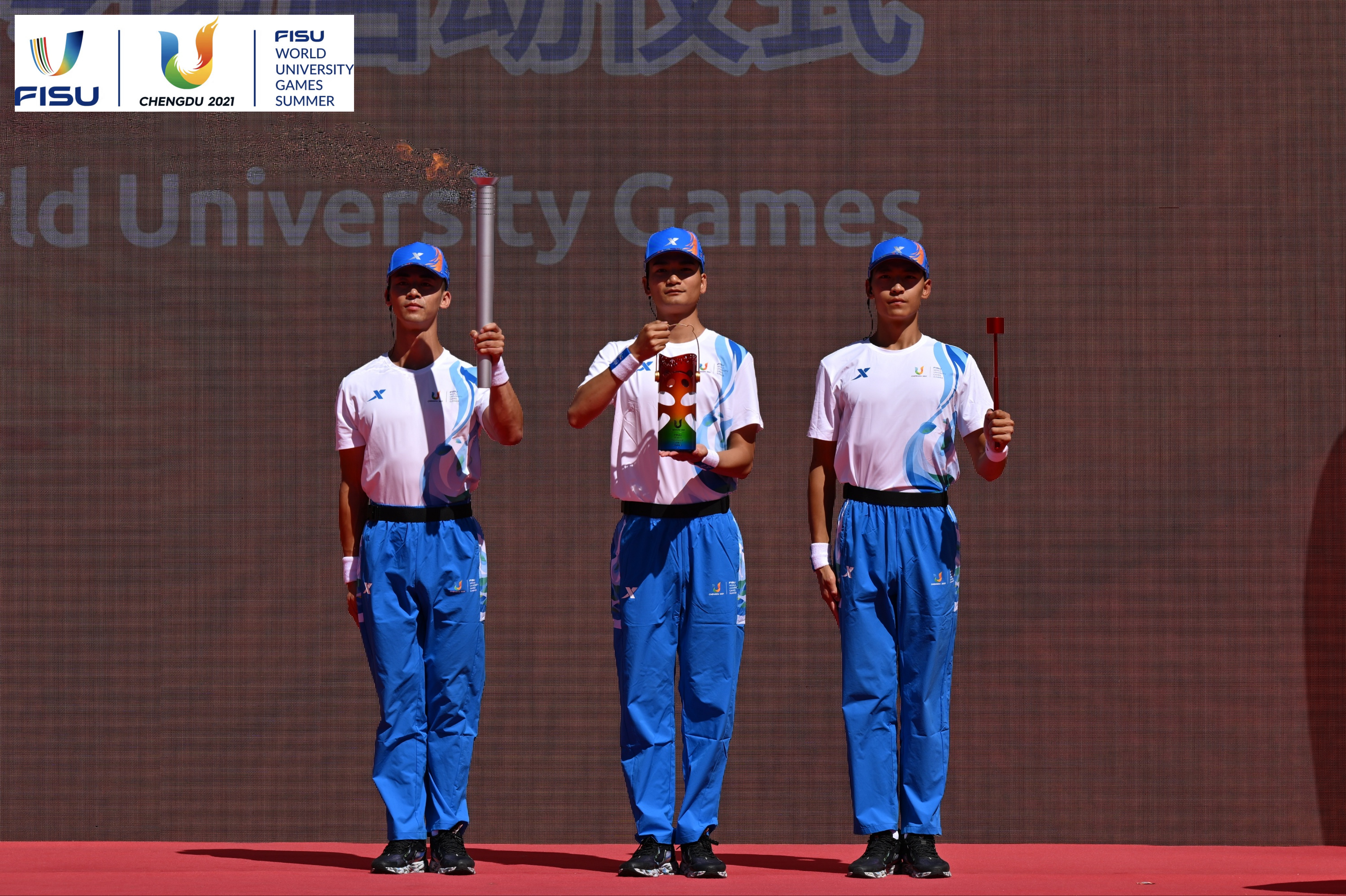 成都大運(yùn)會(huì)火種護(hù)衛(wèi)隊(duì)點(diǎn)燃大運(yùn)火炬。 圖片來源：成都大運(yùn)會(huì)執(zhí)委會(huì)供圖