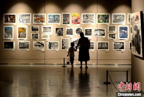 圖為家長帶著孩子參觀展覽。呂明 攝