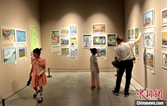 圖為家長帶著孩子參觀展覽。呂明 攝