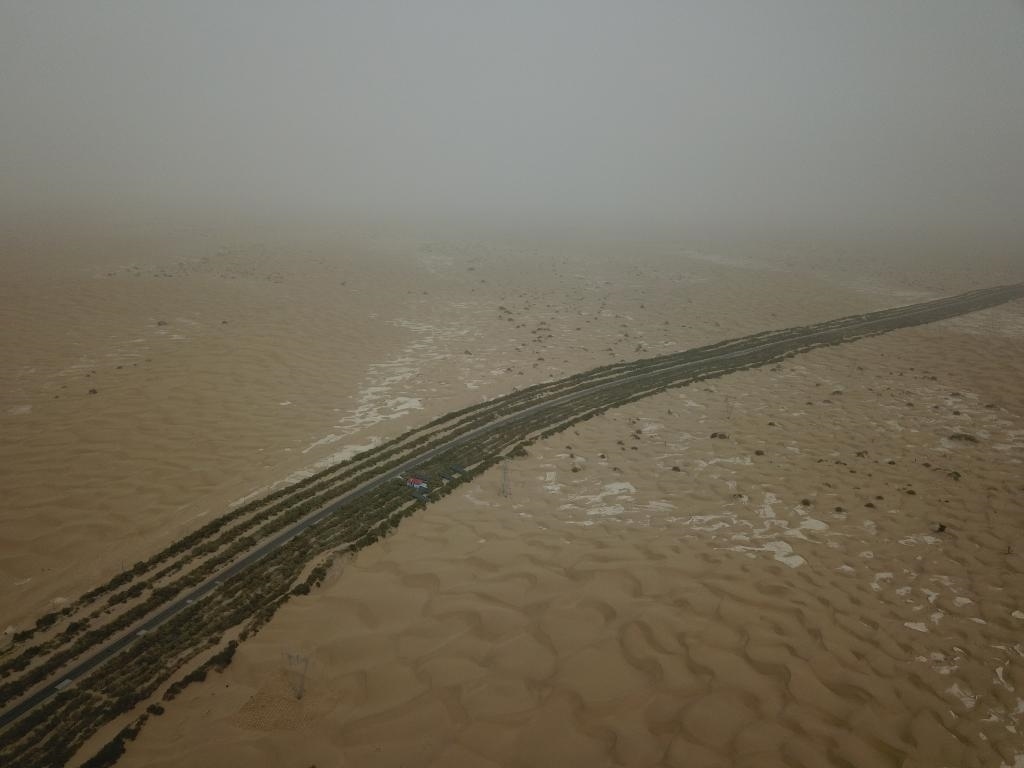 這是2019年8月12日拍攝的塔里木沙漠公路兩側(cè)的綠色屏障（無(wú)人機(jī)照片）。新華社記者宿傳義攝