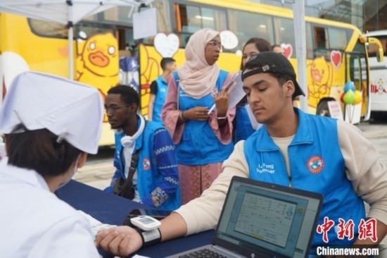 6月13日，在第20個(gè)世界獻(xiàn)血者日前夕，20名在贛留學(xué)生組團(tuán)前往血站獻(xiàn)血。吳迪 攝