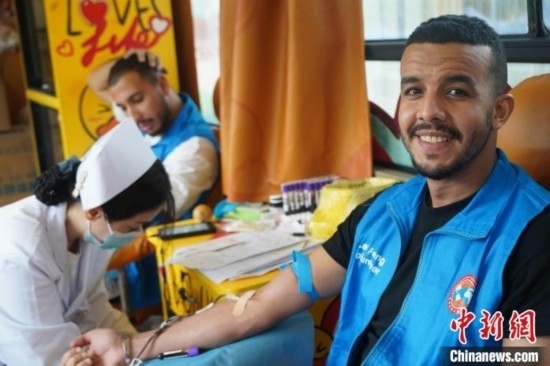 6月13日，在第20個(gè)世界獻(xiàn)血者日前夕，20名在贛留學(xué)生組團(tuán)前往血站獻(xiàn)血。吳迪 攝