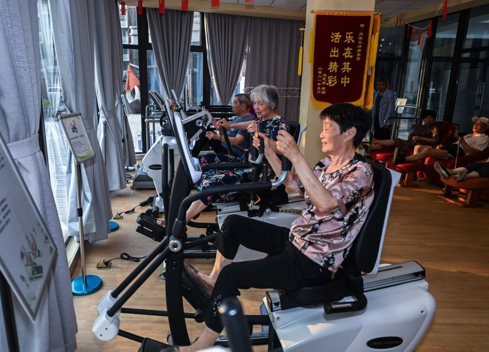 在浙江嘉興市南湖區(qū)新嘉街道電子社區(qū)鄰里中心的長者運動健康之家內(nèi)，老人們在進行器械鍛煉（2023年6月14日攝）。新華社記者 徐昱 攝