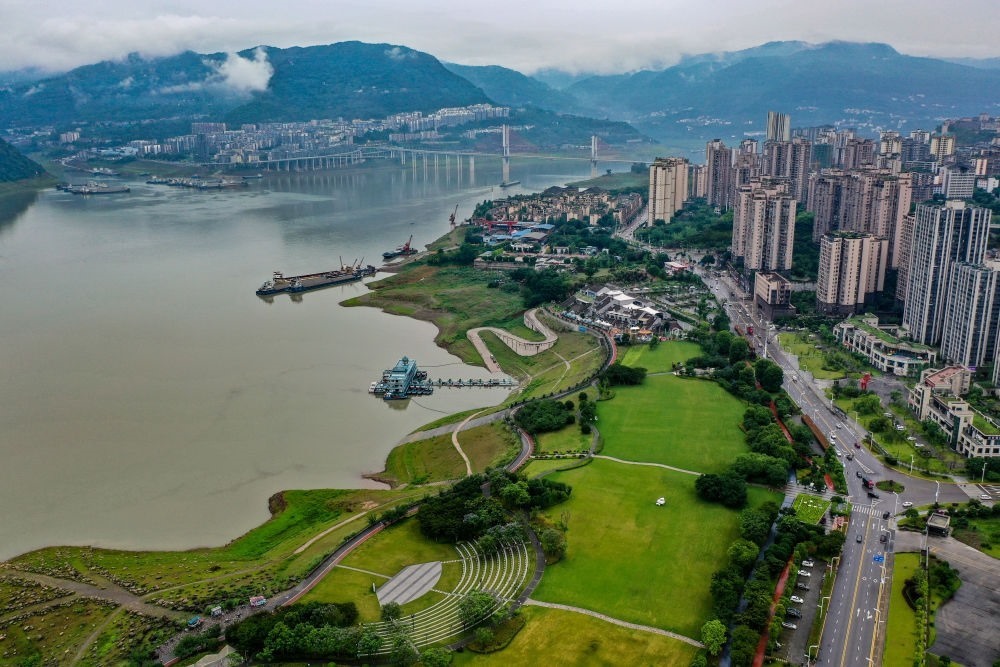這是2023年6月7日拍攝的位于重慶市云陽縣的云陽城區(qū)環(huán)湖綠道（無人機照片）。當(dāng)?shù)貙⑸鷳B(tài)治理與生態(tài)修復(fù)結(jié)合起來，兼顧城市旅游和運動休閑等功能需要，打造環(huán)縣城兩江四岸33公里綠道。新華社記者 唐奕 攝