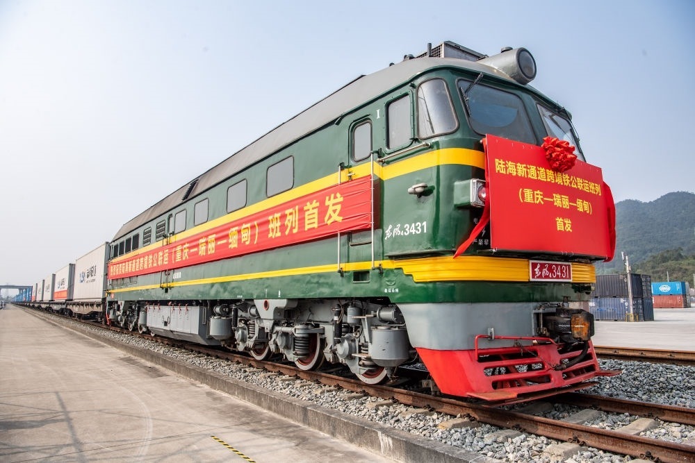 陸海新通道跨境鐵公聯(lián)運班列（重慶—瑞麗—緬甸）首發(fā)班列在重慶江津小南埡鐵路物流中心等候發(fā)車（2023年4月3日攝）。新華社記者 唐奕 攝