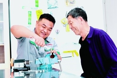 上流佳苑社區(qū)便民服務(wù)中心維修師傅李磊為社區(qū)居民提供服務(wù)。資料圖片