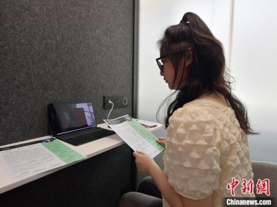 學(xué)生通過“云面試空間”進(jìn)行求職面試。劉棟 攝