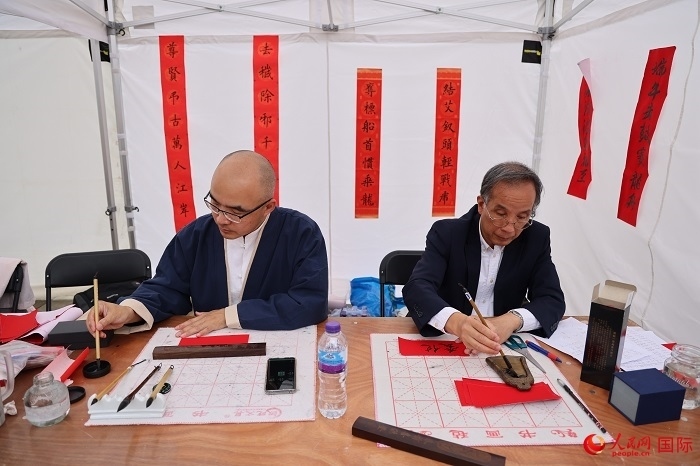 活動(dòng)現(xiàn)場的中國書法展示。人民網(wǎng)記者 邢雪攝