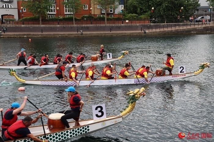 2023全英中華端午龍舟會(huì)比賽現(xiàn)場，幾支隊(duì)伍你追我趕。人民網(wǎng)記者 邢雪攝