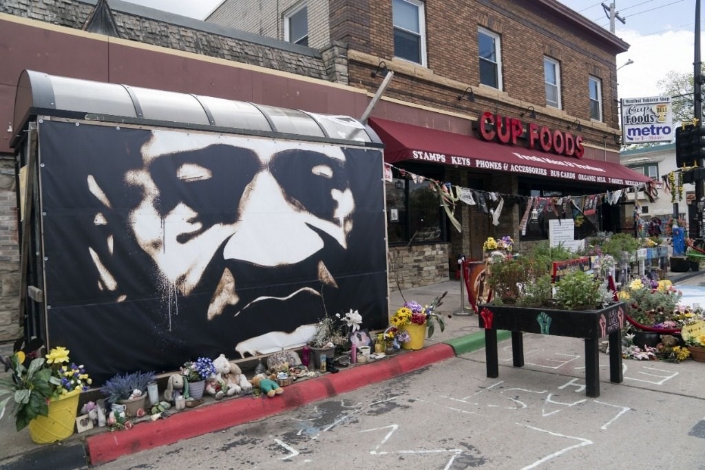 這是2022年5月22日在美國明尼蘇達(dá)州明尼阿波利斯市拍攝的弗洛伊德廣場。新華社記者劉杰攝