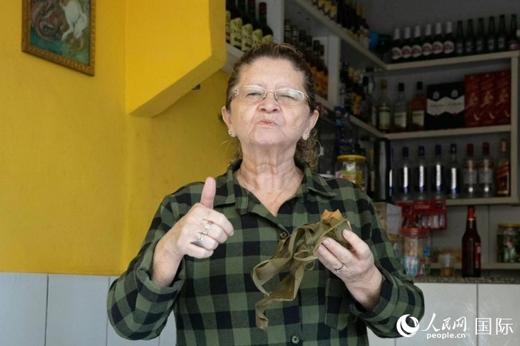 圣瑪塔社區(qū)居民品嘗粽子。王天聰攝