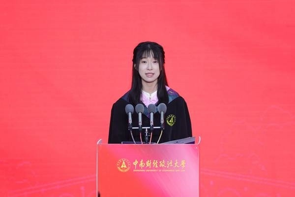 王若研在畢業(yè)典禮上發(fā)言。崔楨楨 攝