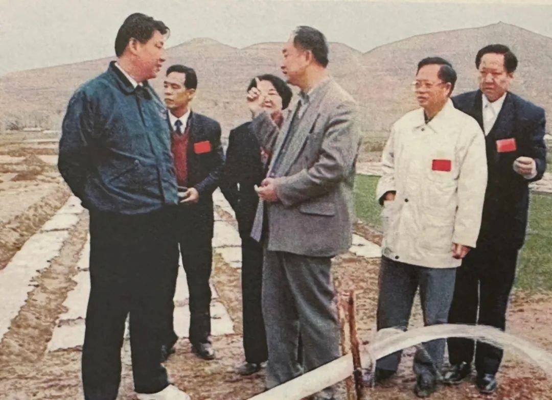 △1997年4月20日，習(xí)近平在寧夏固原市隆德縣調(diào)研。