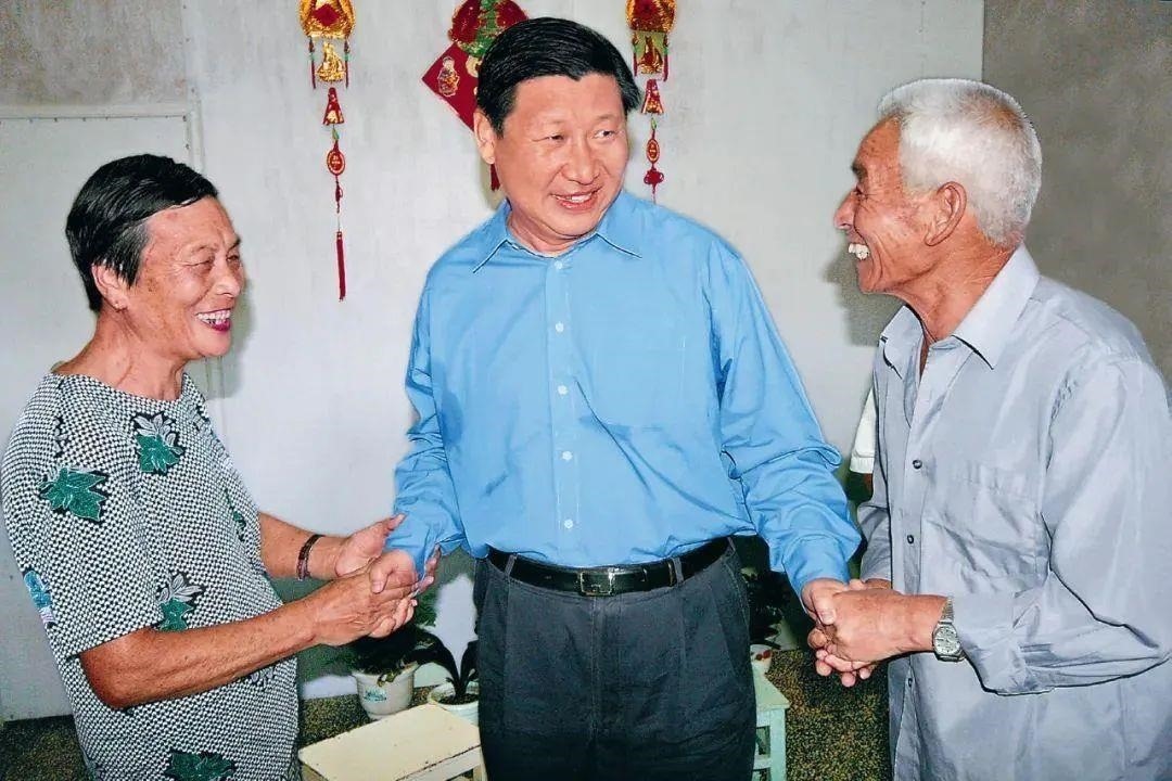 △2006年9月21日，習(xí)近平在浙江省舟山市普陀區(qū)東極鎮(zhèn)看望當(dāng)?shù)貪O民。