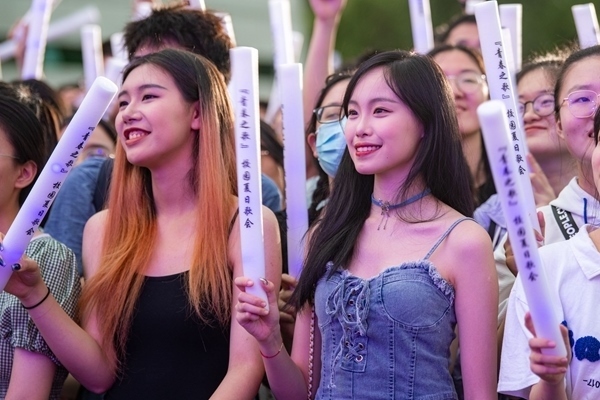 場下觀眾十分熱情。人民網(wǎng)記者 翁奇羽攝