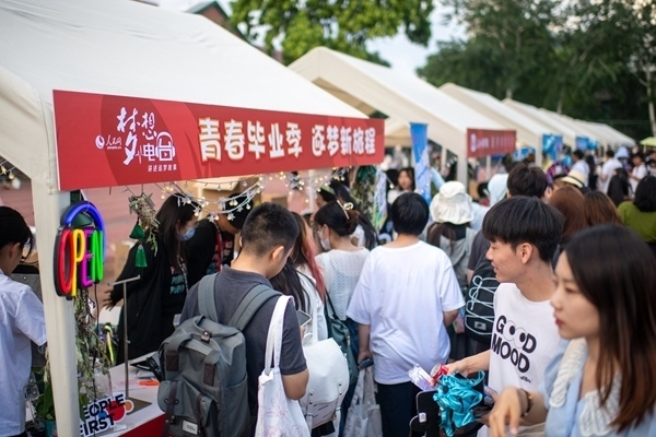 市集現(xiàn)場。人民網(wǎng)記者 翁奇羽攝