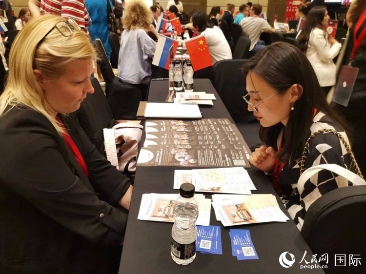 中俄旅游行業(yè)代表在北京路演活動現(xiàn)場面對面溝通。人民網(wǎng)記者 楊倩攝